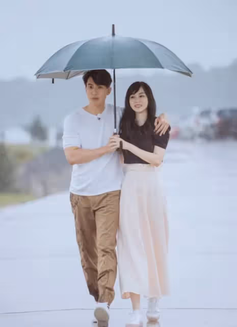 吳尊老婆42歲真氣質,膚白貌美「一襲粉裙」溫柔大方,一看就是賢妻良母:笑起來和NeiNei一模一樣