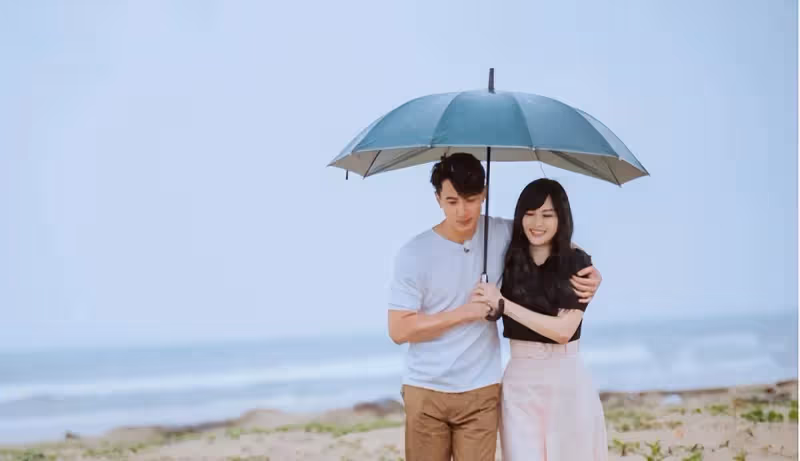 吳尊老婆42歲真氣質,膚白貌美「一襲粉裙」溫柔大方,一看就是賢妻良母:笑起來和NeiNei一模一樣
