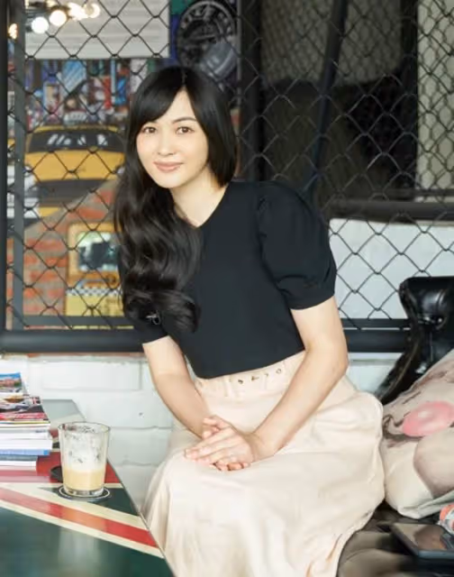 吳尊老婆42歲真氣質,膚白貌美「一襲粉裙」溫柔大方,一看就是賢妻良母:笑起來和NeiNei一模一樣