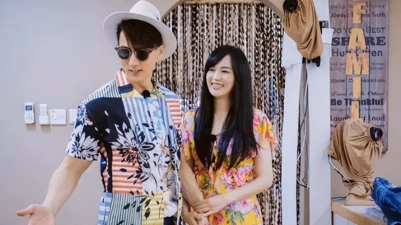 吳尊老婆42歲真氣質,膚白貌美「一襲粉裙」溫柔大方,一看就是賢妻良母:笑起來和NeiNei一模一樣