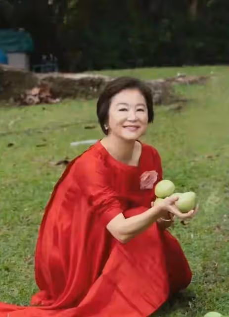 林青霞穿紅裙逛花園,67歲像極了47歲,身材凹凸有致,果然女人氣質比年齡重要