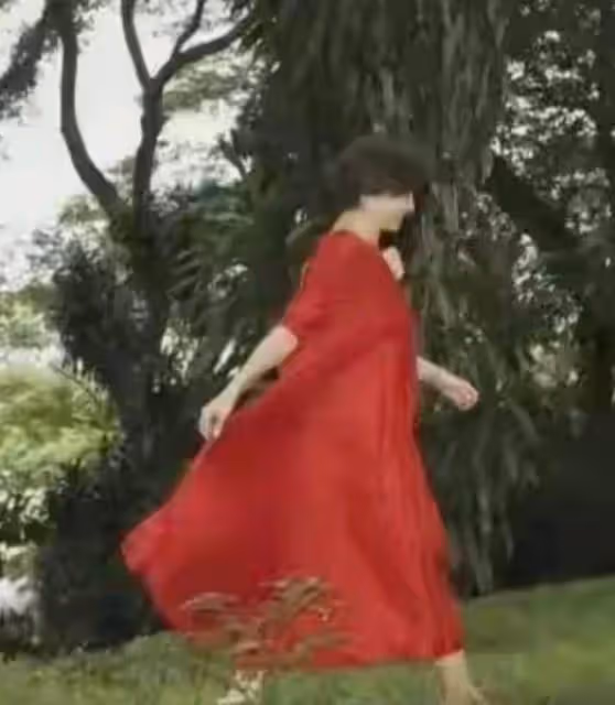 林青霞穿紅裙逛花園,67歲像極了47歲,身材凹凸有致,果然女人氣質比年齡重要