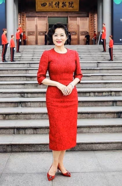 林青霞穿紅裙逛花園,67歲像極了47歲,身材凹凸有致,果然女人氣質比年齡重要