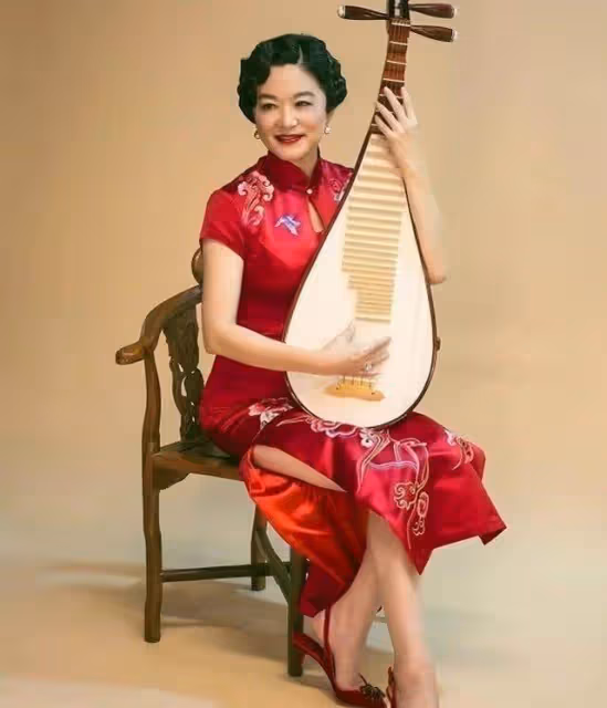 林青霞穿紅裙逛花園,67歲像極了47歲,身材凹凸有致,果然女人氣質比年齡重要