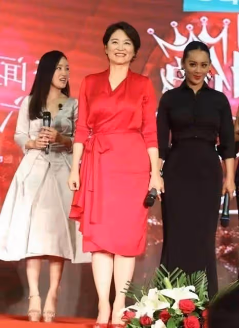 林青霞穿紅裙逛花園,67歲像極了47歲,身材凹凸有致,果然女人氣質比年齡重要