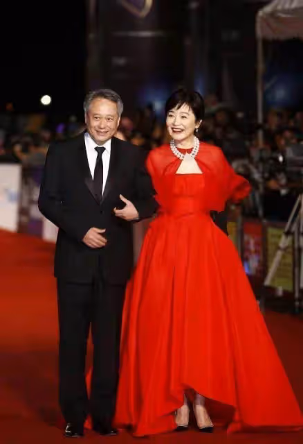 林青霞穿紅裙逛花園,67歲像極了47歲,身材凹凸有致,果然女人氣質比年齡重要