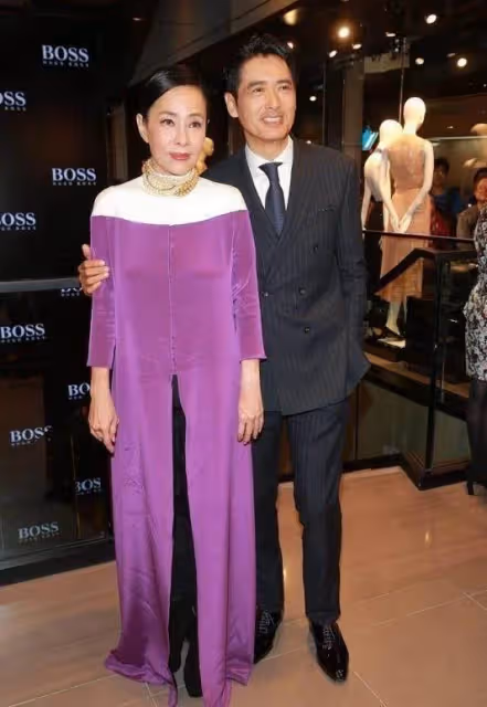 周潤發62歲老婆如今真時髦，套裝搭珠串優雅闊太，膝下無子和發哥恩愛，網友：活得漂亮