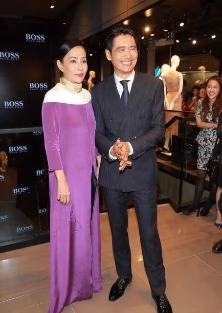 周潤發62歲老婆如今真時髦，套裝搭珠串優雅闊太，膝下無子和發哥恩愛，網友：活得漂亮