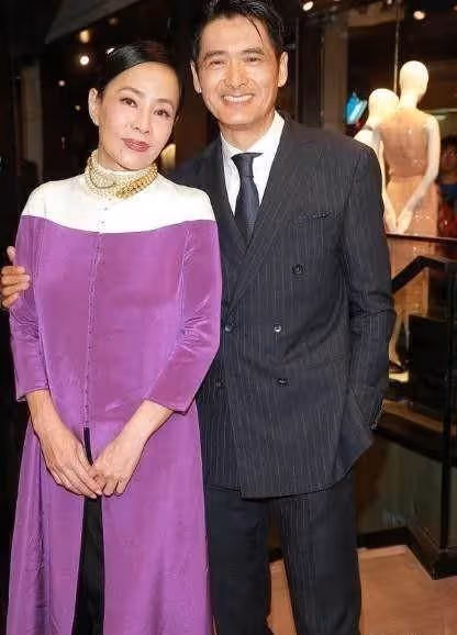 周潤發62歲老婆如今真時髦，套裝搭珠串優雅闊太，膝下無子和發哥恩愛，網友：活得漂亮