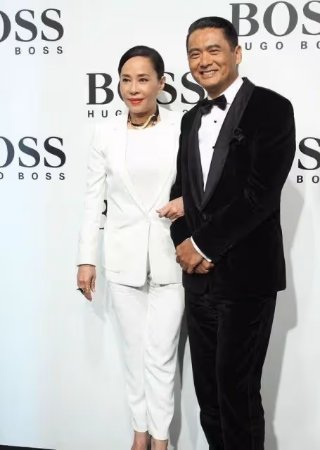 周潤發62歲老婆如今真時髦，套裝搭珠串優雅闊太，膝下無子和發哥恩愛，網友：活得漂亮