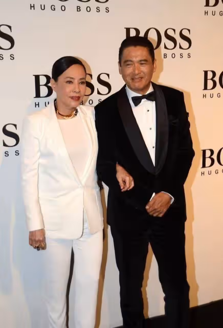 周潤發62歲老婆如今真時髦，套裝搭珠串優雅闊太，膝下無子和發哥恩愛，網友：活得漂亮