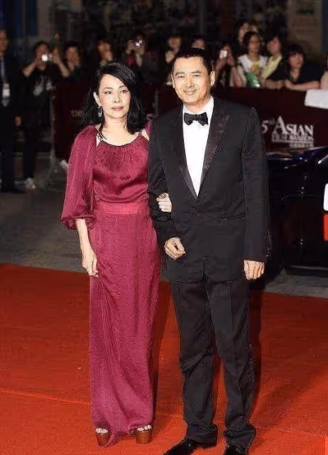 周潤發62歲老婆如今真時髦,套裝搭珠串優雅闊太,膝下無子和發哥恩愛,網友:活得漂亮