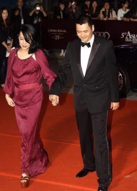 周潤發62歲老婆如今真時髦,套裝搭珠串優雅闊太,膝下無子和發哥恩愛,網友:活得漂亮