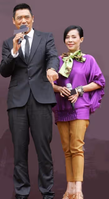 周潤發62歲老婆如今真時髦,套裝搭珠串優雅闊太,膝下無子和發哥恩愛,網友:活得漂亮
