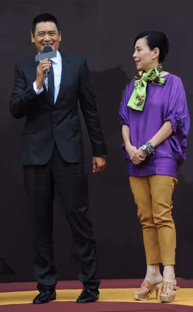 周潤發62歲老婆如今真時髦,套裝搭珠串優雅闊太,膝下無子和發哥恩愛,網友:活得漂亮
