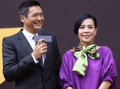 周潤發62歲老婆如今真時髦,套裝搭珠串優雅闊太,膝下無子和發哥恩愛,網友:活得漂亮