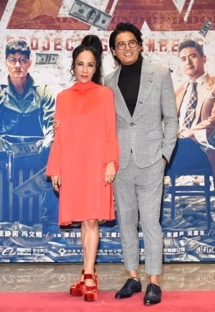 周潤發62歲老婆如今真時髦,套裝搭珠串優雅闊太,膝下無子和發哥恩愛,網友:活得漂亮