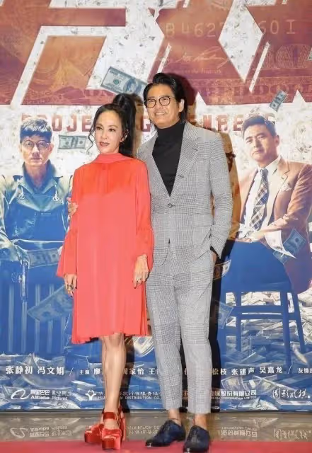 周潤發62歲老婆如今真時髦,套裝搭珠串優雅闊太,膝下無子和發哥恩愛,網友:活得漂亮