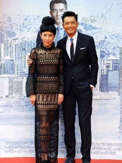 周潤發62歲老婆如今真時髦,套裝搭珠串優雅闊太,膝下無子和發哥恩愛,網友:活得漂亮