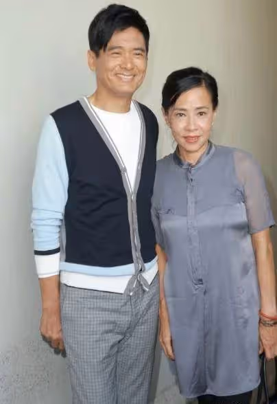 周潤發62歲老婆如今真時髦,套裝搭珠串優雅闊太,膝下無子和發哥恩愛,網友:活得漂亮