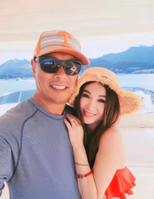 溫碧霞和老公甜蜜曬合照,56歲穿抹胸配碎花裙,露出鎖骨小蠻腰,全然不像年過半百的人
