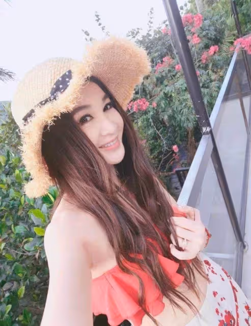 溫碧霞和老公甜蜜曬合照,56歲穿抹胸配碎花裙,露出鎖骨小蠻腰,全然不像年過半百的人