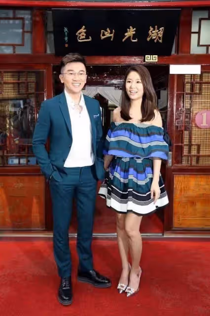 林心如同框蘇有朋!穿條紋裙可愛俏皮,確實有做少女的資本:根本猜不出她的年齡