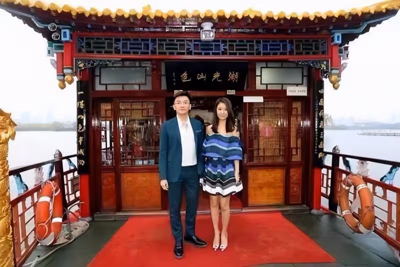 林心如同框蘇有朋!穿條紋裙可愛俏皮,確實有做少女的資本:根本猜不出她的年齡