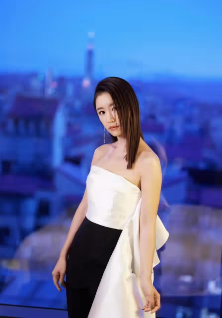 林心如同框蘇有朋！穿條紋裙可愛俏皮，確實有做少女的資本：根本猜不出她的年齡