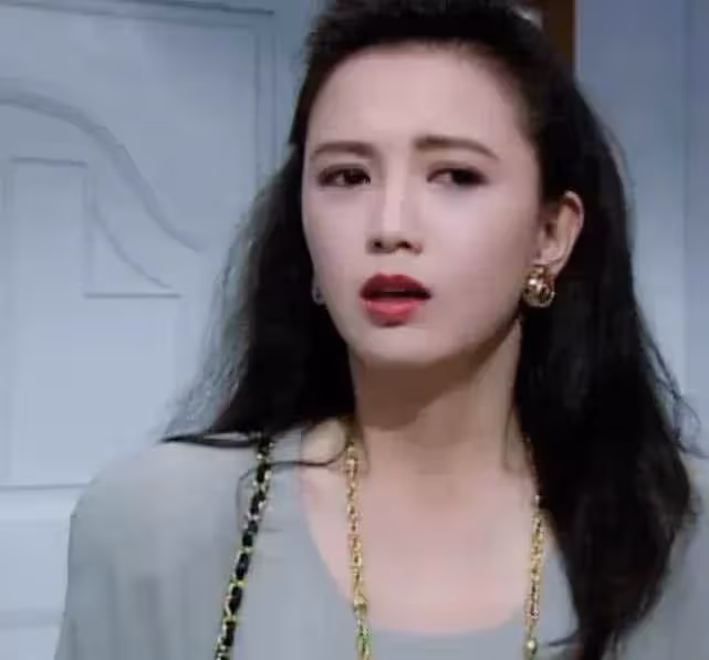 57歲曾華倩舊照曝光,巴掌臉配櫻桃嘴,網友:這才是真正「絕世美人」