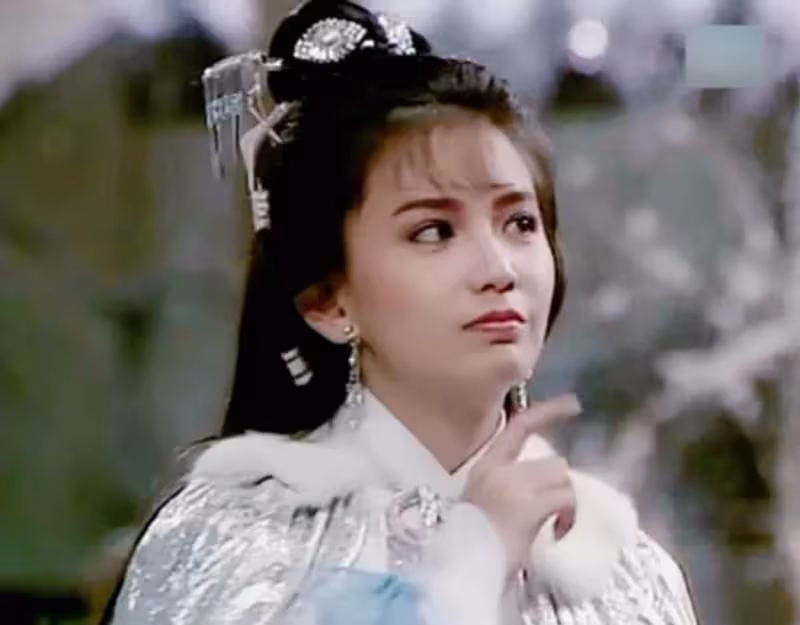 57歲曾華倩舊照曝光,巴掌臉配櫻桃嘴,網友:這才是真正「絕世美人」