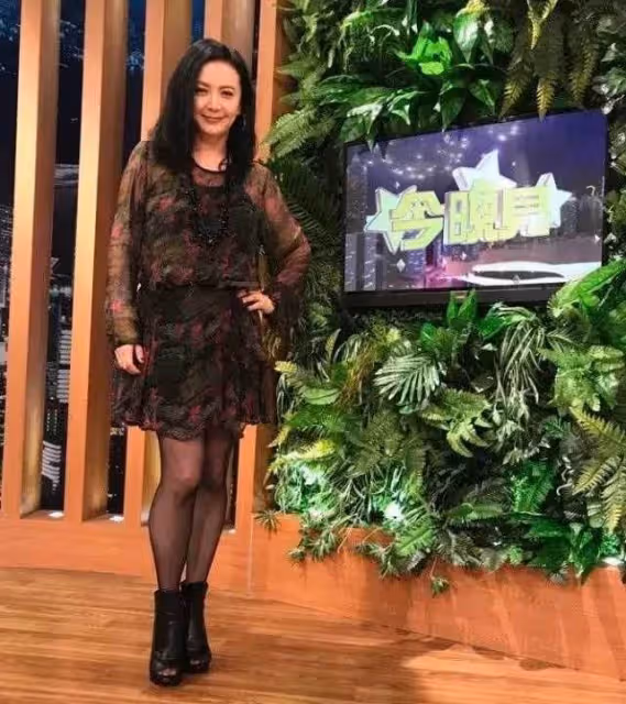 57歲曾華倩舊照曝光,巴掌臉配櫻桃嘴,網友:這才是真正「絕世美人」