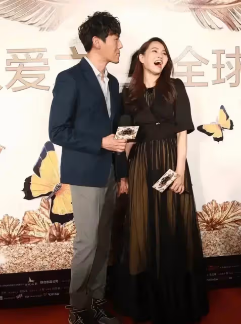 伊能靜和老公出席活動,穿一襲禮服裙優雅大方,顏值回春:54歲還像小女生