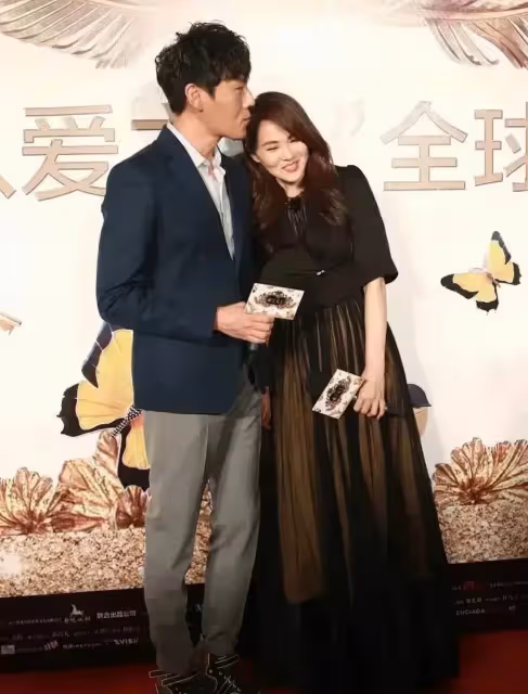 伊能靜和老公出席活動,穿一襲禮服裙優雅大方,顏值回春:54歲還像小女生