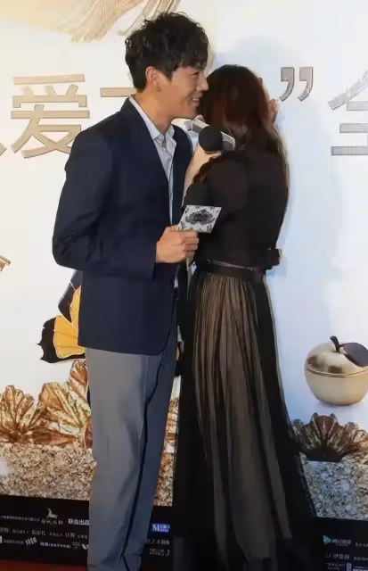 伊能靜和老公出席活動,穿一襲禮服裙優雅大方,顏值回春:54歲還像小女生