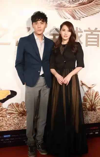伊能靜和老公出席活動,穿一襲禮服裙優雅大方,顏值回春:54歲還像小女生