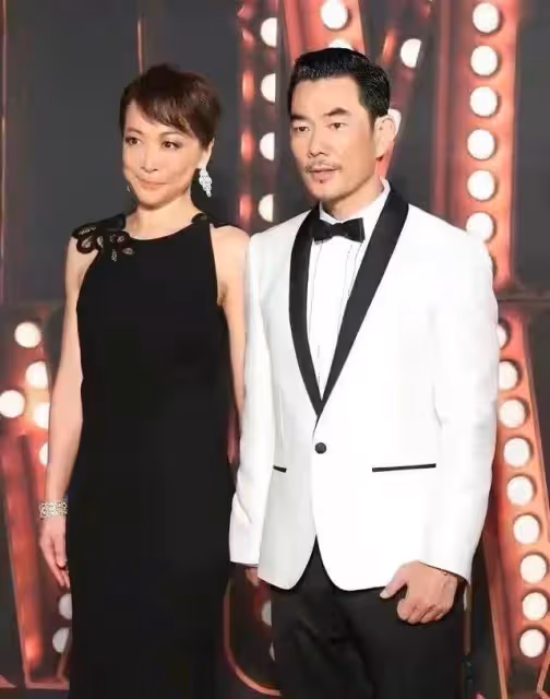 任賢齊和老婆合體,倆人一白一黑「全程手牽手」很般配,老婆不漂亮但氣質高級