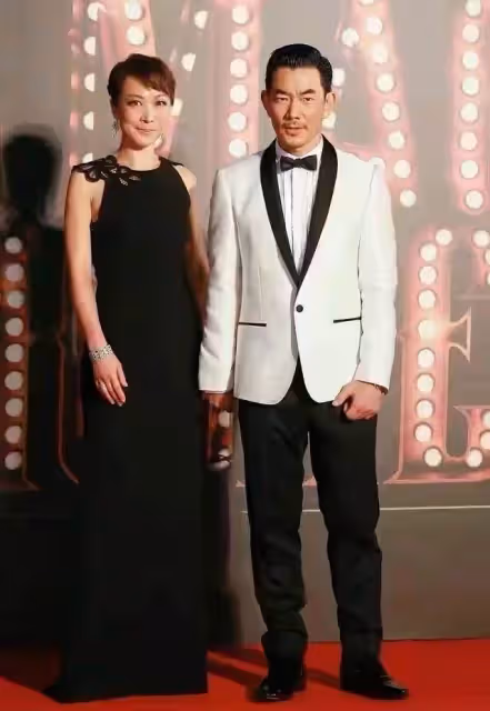 任賢齊和老婆合體,倆人一白一黑「全程手牽手」很般配,老婆不漂亮但氣質高級