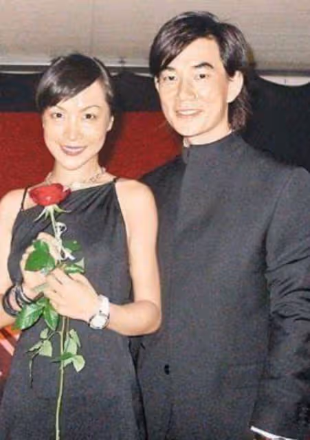 任賢齊和老婆合體,倆人一白一黑「全程手牽手」很般配,老婆不漂亮但氣質高級