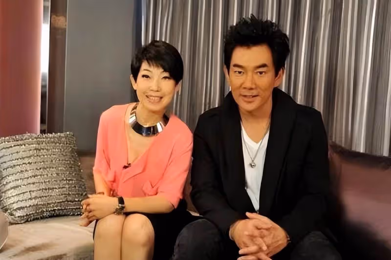 任賢齊和老婆合體,倆人一白一黑「全程手牽手」很般配,老婆不漂亮但氣質高級
