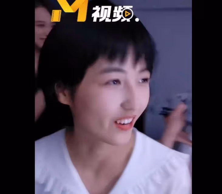焉栩嘉主持北影校慶,我卻注意到旁邊的張子楓,這顏值我沒看錯吧