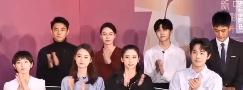 焉栩嘉主持北影校慶,我卻注意到旁邊的張子楓,這顏值我沒看錯吧