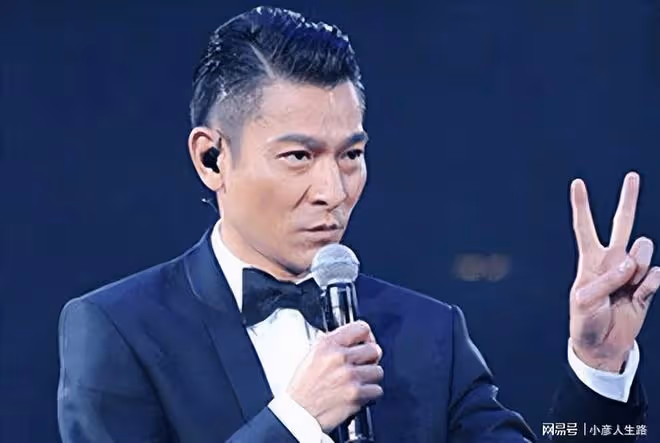 劉德華實力和人品受稱讚，大腿上坐著王祖賢，一雙手無處安放