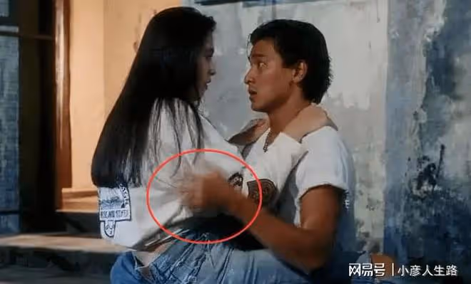 劉德華實力和人品受稱讚，大腿上坐著王祖賢，一雙手無處安放
