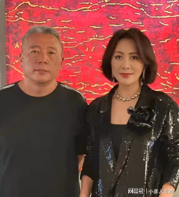 劉嘉玲參加薛松畫展，黑色西裝搭配銀色項鍊，和友人合影非常親切