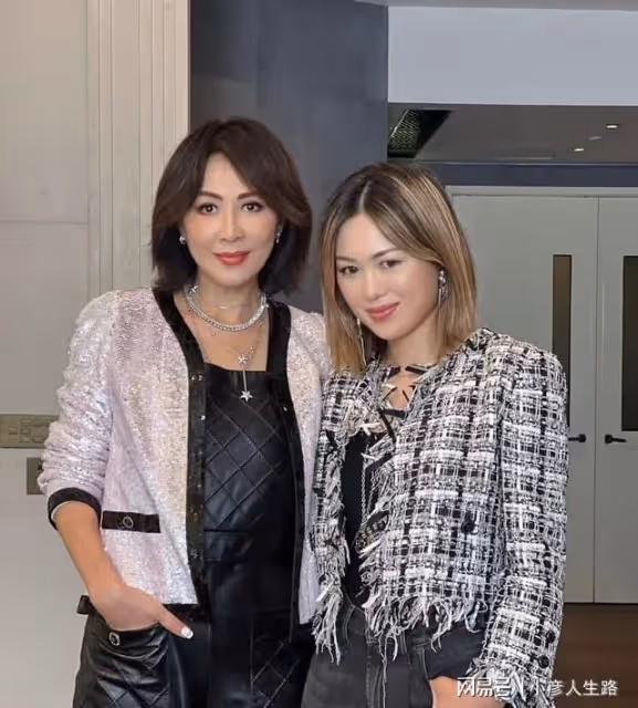 劉嘉玲參加薛松畫展，黑色西裝搭配銀色項鍊，和友人合影非常親切