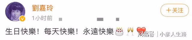 劉嘉玲參加薛松畫展，黑色西裝搭配銀色項鍊，和友人合影非常親切