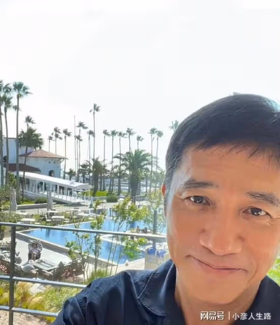 劉嘉玲參加薛松畫展，黑色西裝搭配銀色項鍊，和友人合影非常親切