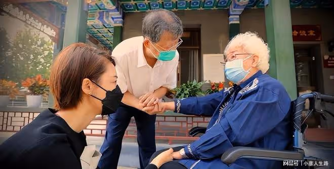 102歲老戲骨車毅去世，94歲田華行軍禮送行，前兒媳王麗雲未出席