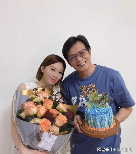 黃日華罕見現身,和女兒一起慶祝61歲生日,笑容滿面狀態不錯